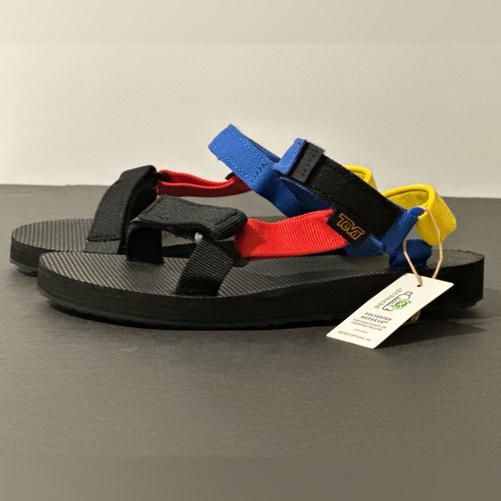 NWT Teva Kids sandals Size 3.